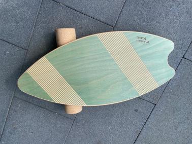 Balance Board auf Asphalt