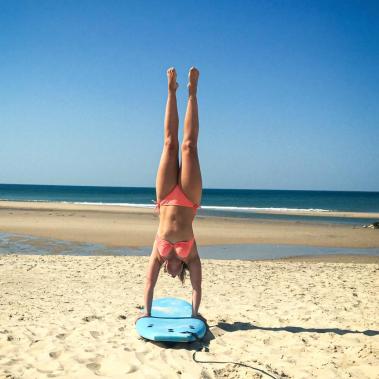 Handstand auf Surfbrett