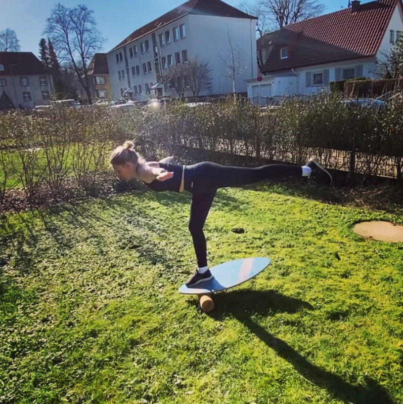 Balance Board auf der Wiese
