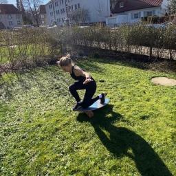 Balance Board auf der Wiese