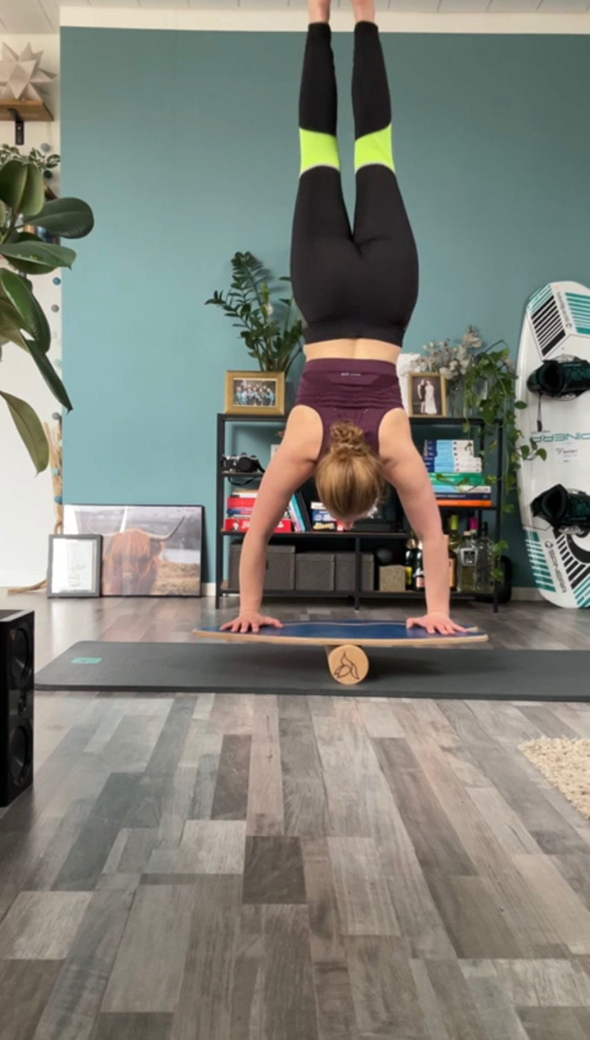 Handstand mit Balance Board - kolibri boards