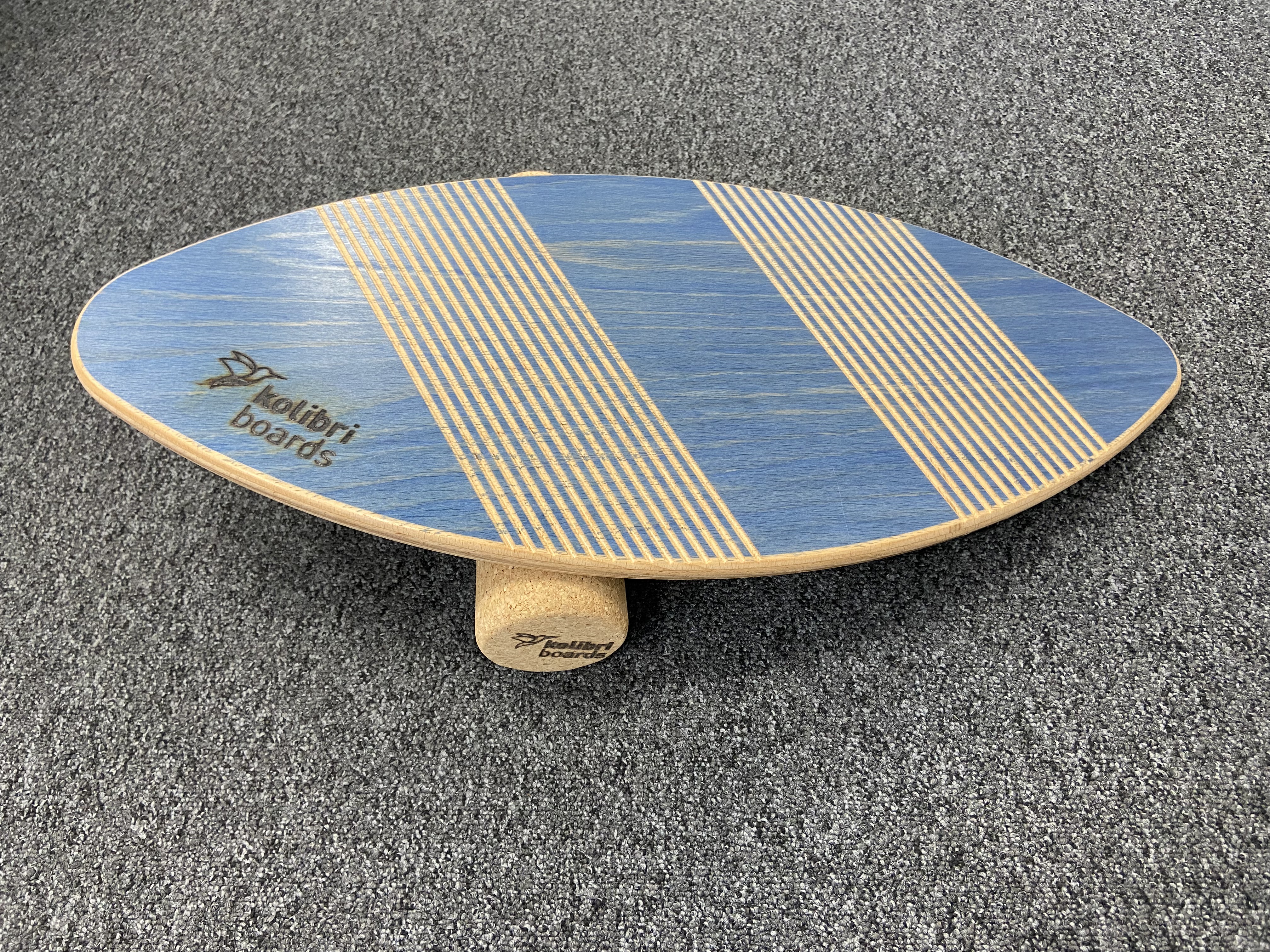 Balance Board auf Asphalt