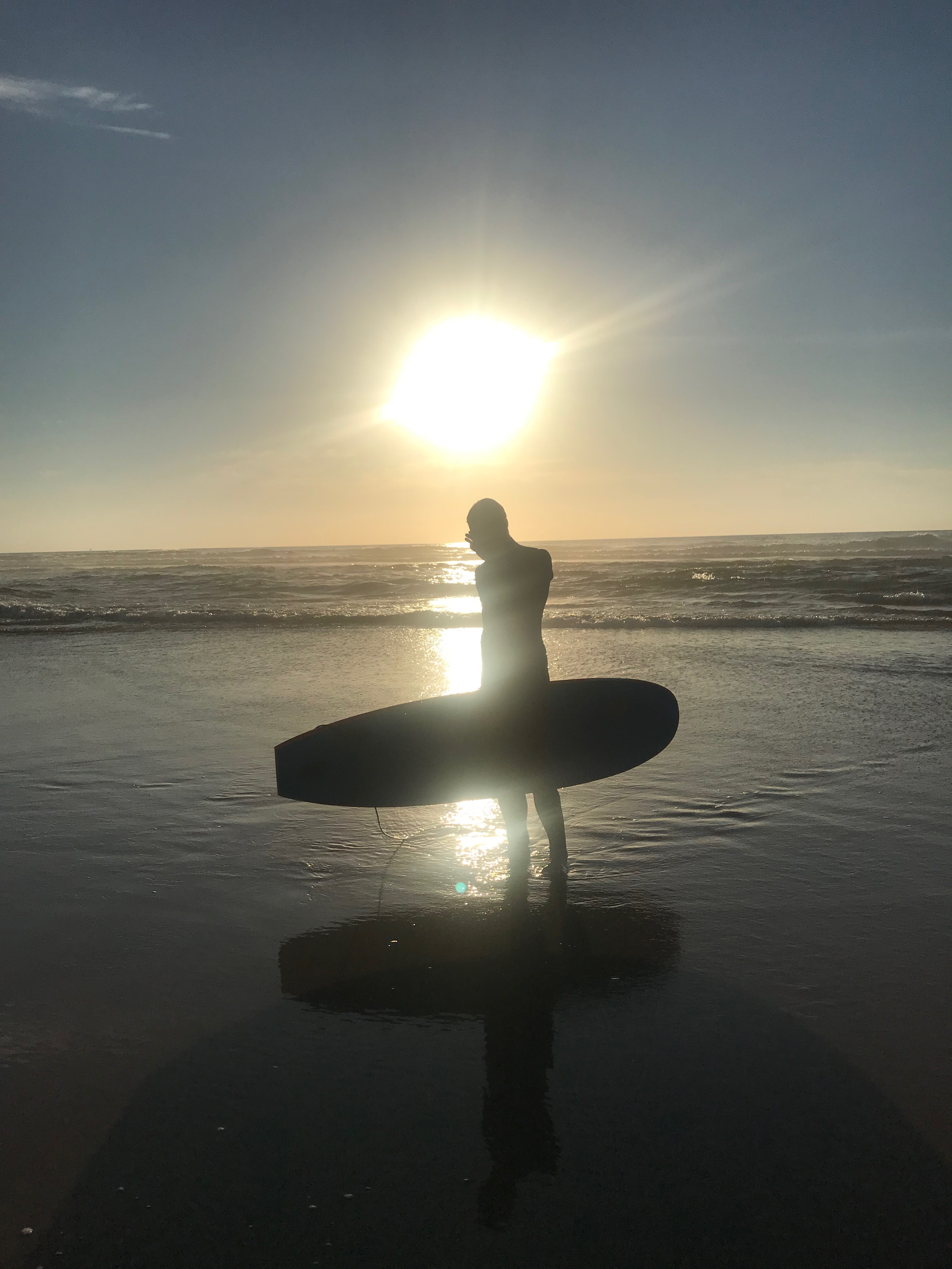 Surfbrett im Sonnenuntergang