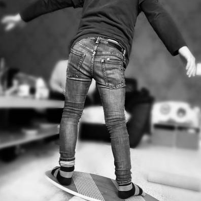 Kinder auf dem Balance Board