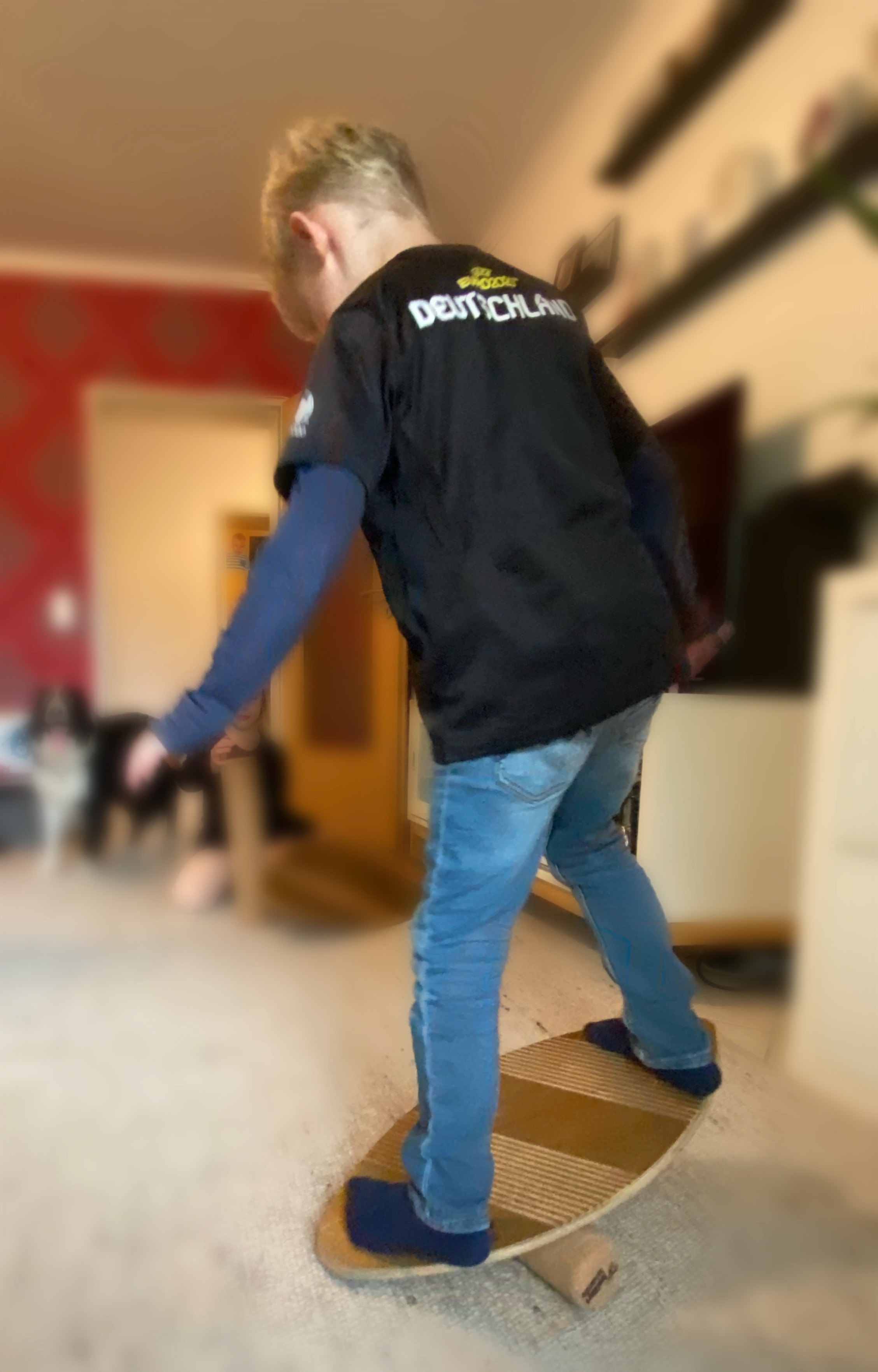 Kind auf dem Balance Board