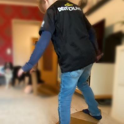 Kind auf dem Balance Board